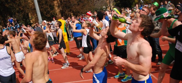 Beer Mile é o esporte de beber cerveja e correr ao mesmo tempo